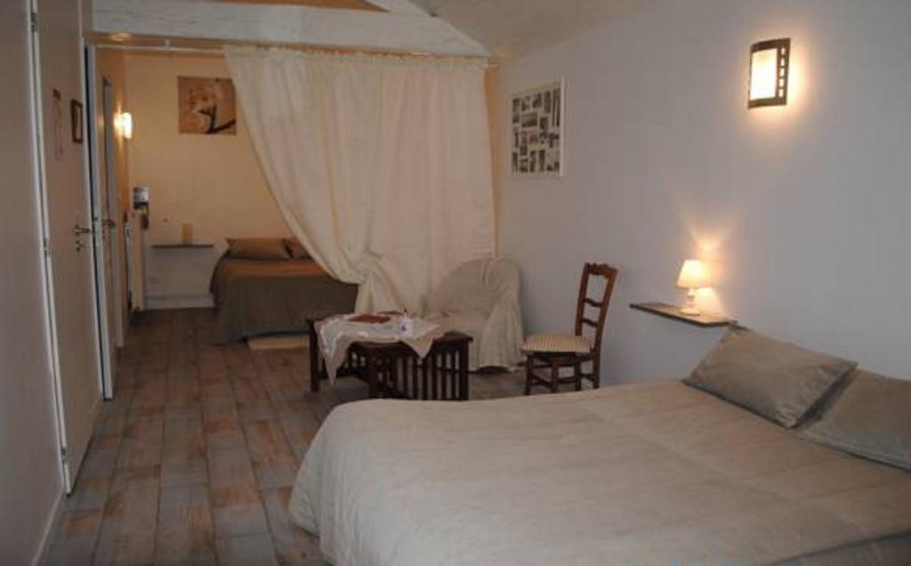 La Poussardiere Saint-Martin-sous-Mouzeuil Chambre photo